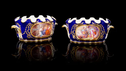 DEUX SEAUX OVALES CRÉNELÉS EN PORCELAINE DE SÈVRES DU XVIIIe SIÈCLE PROVENANT DU SERVICE BEAU BLEU DE LOUIS XVI